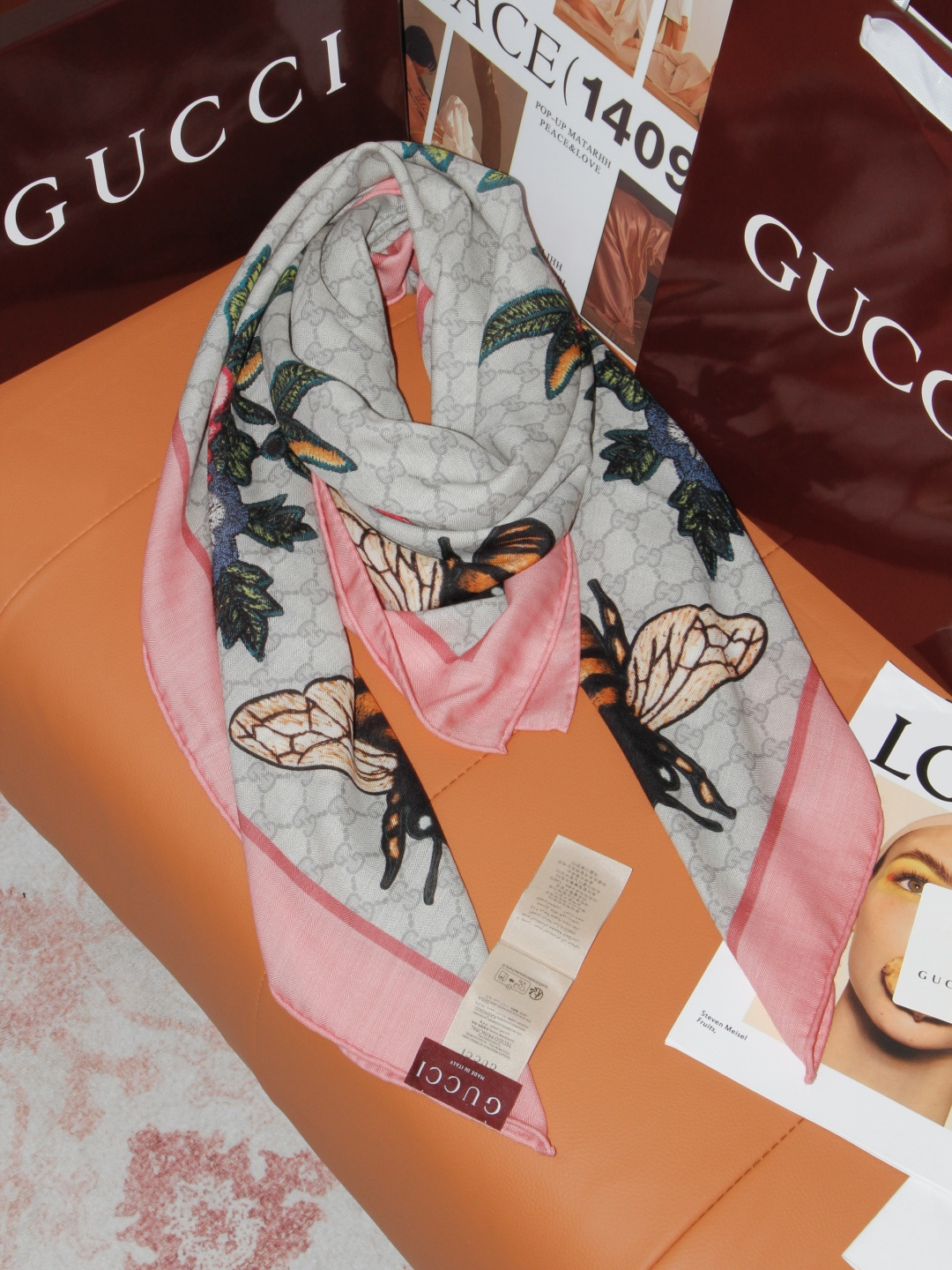 🆕  Gucci ~140双面同色披肩 手工卷边山羊绒和真丝混纺披肩（70%山羊绒、30%桑蚕丝）。 这款迷人的140披