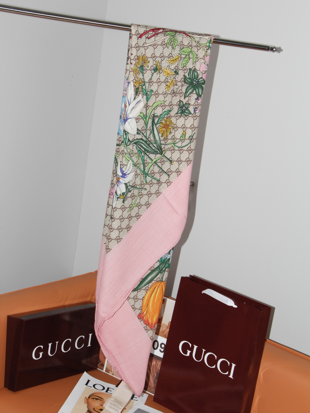 🆕 Gucci 花卉双面印花140丝绒披肩 26秋冬系列倾情推出活力十足的丝绒配饰,这款缀饰Gucci Flora花 🆕 Gucci 花卉双面印花140丝绒披肩 26秋冬系列倾情推出活力十足的丝绒配饰,这款缀饰Gucci Flora花