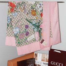 🆕 Gucci 花卉双面印花140丝绒披肩 26秋冬系列倾情推出活力十足的丝绒配饰,这款缀饰Gucci Flora花 🆕 Gucci 花卉双面印花140丝绒披肩 26秋冬系列倾情推出活力十足的丝绒配饰,这款缀饰Gucci Flora花