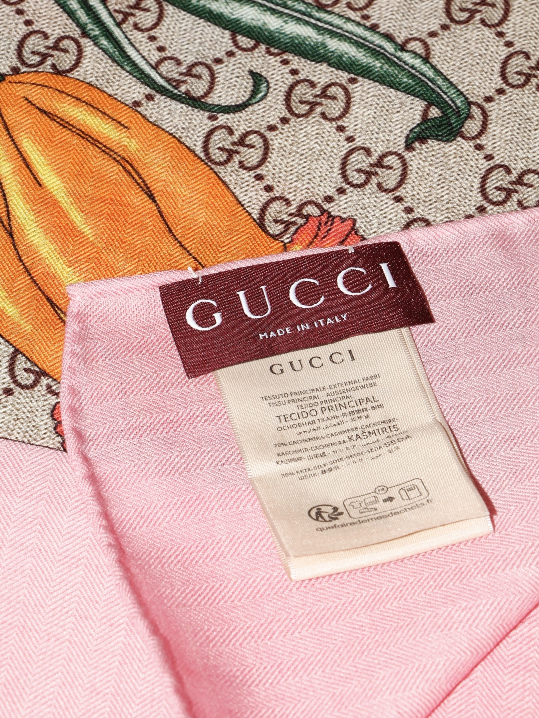 🆕 Gucci 花卉双面印花140丝绒披肩 26秋冬系列倾情推出活力十足的丝绒配饰,这款缀饰Gucci Flora花 🆕 Gucci 花卉双面印花140丝绒披肩 26秋冬系列倾情推出活力十足的丝绒配饰,这款缀饰Gucci Flora花
