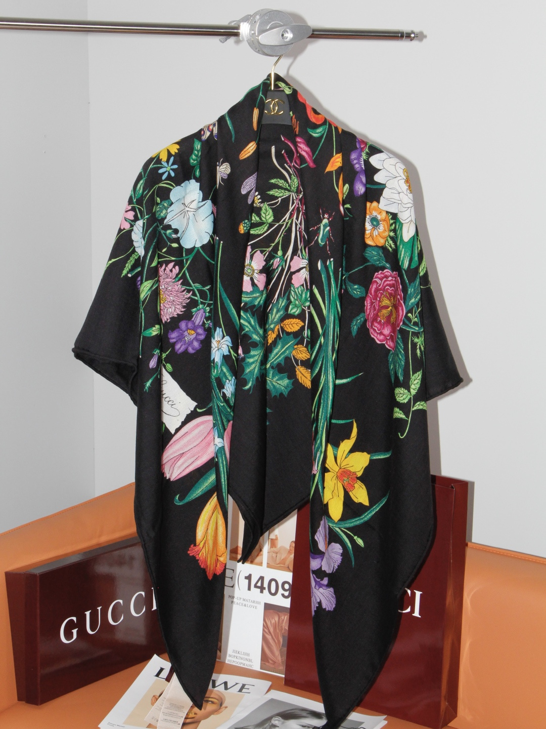 🆕 Gucci 花卉双面印花140丝绒披肩 26秋冬系列倾情推出活力十足的丝绒配饰,这款缀饰Gucci Flora花 🆕 Gucci 花卉双面印花140丝绒披肩 26秋冬系列倾情推出活力十足的丝绒配饰,这款缀饰Gucci Flora花