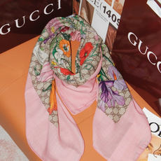 🆕 Gucci 花卉双面印花140丝绒披肩 26秋冬系列倾情推出活力十足的丝绒配饰,这款缀饰Gucci Flora花 🆕 Gucci 花卉双面印花140丝绒披肩 26秋冬系列倾情推出活力十足的丝绒配饰,这款缀饰Gucci Flora花