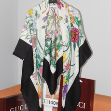 🆕 Gucci 花卉双面印花140丝绒披肩 26秋冬系列倾情推出活力十足的丝绒配饰,这款缀饰Gucci Flora花 🆕 Gucci 花卉双面印花140丝绒披肩 26秋冬系列倾情推出活力十足的丝绒配饰,这款缀饰Gucci Flora花
