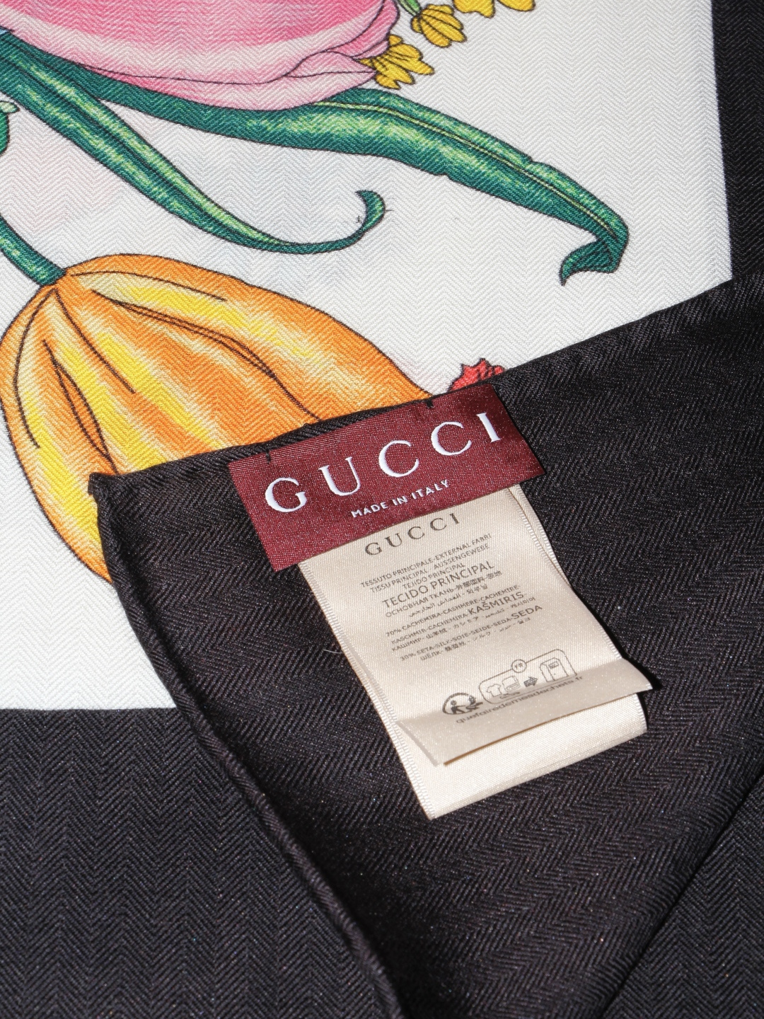 🆕 Gucci 花卉双面印花140丝绒披肩 26秋冬系列倾情推出活力十足的丝绒配饰,这款缀饰Gucci Flora花 🆕 Gucci 花卉双面印花140丝绒披肩 26秋冬系列倾情推出活力十足的丝绒配饰,这款缀饰Gucci Flora花