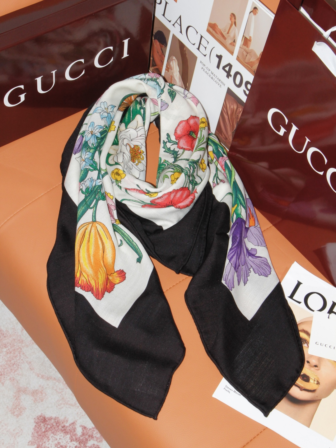 🆕 Gucci 花卉双面印花140丝绒披肩 26秋冬系列倾情推出活力十足的丝绒配饰,这款缀饰Gucci Flora花 🆕 Gucci 花卉双面印花140丝绒披肩 26秋冬系列倾情推出活力十足的丝绒配饰,这款缀饰Gucci Flora花