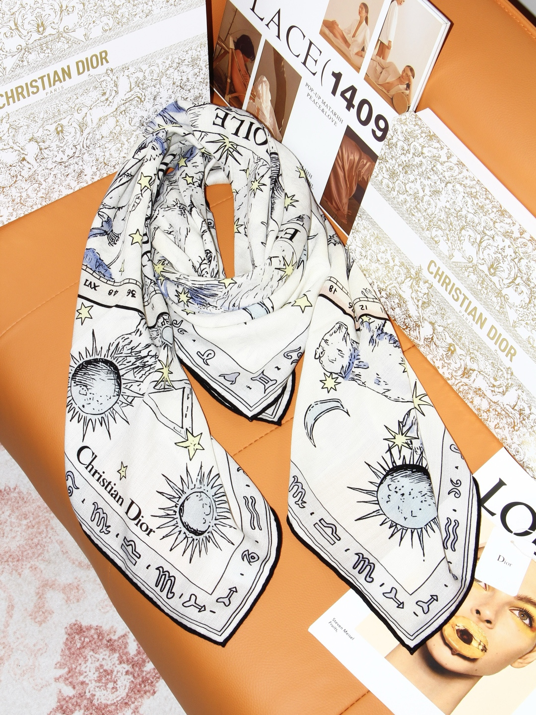 🆕 Dior 印花方巾 140 厘米 丝绒面料多色 十二星座系列图案 这款方巾饰以 十二星座系列 图案,呈现柔和的水彩 🆕 Dior 印花方巾 140 厘米 丝绒面料多色 十二星座系列图案 这款方巾饰以 十二星座系列 图案,呈现柔和的水彩
