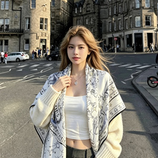 🆕 Dior 印花方巾 140 厘米 丝绒面料多色 十二星座系列图案 这款方巾饰以 十二星座系列 图案,呈现柔和的水彩 🆕 Dior 印花方巾 140 厘米 丝绒面料多色 十二星座系列图案 这款方巾饰以 十二星座系列 图案,呈现柔和的水彩