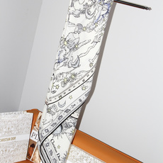 🆕 Dior 印花方巾 140 厘米 丝绒面料多色 十二星座系列图案 这款方巾饰以 十二星座系列 图案,呈现柔和的水彩 🆕 Dior 印花方巾 140 厘米 丝绒面料多色 十二星座系列图案 这款方巾饰以 十二星座系列 图案,呈现柔和的水彩