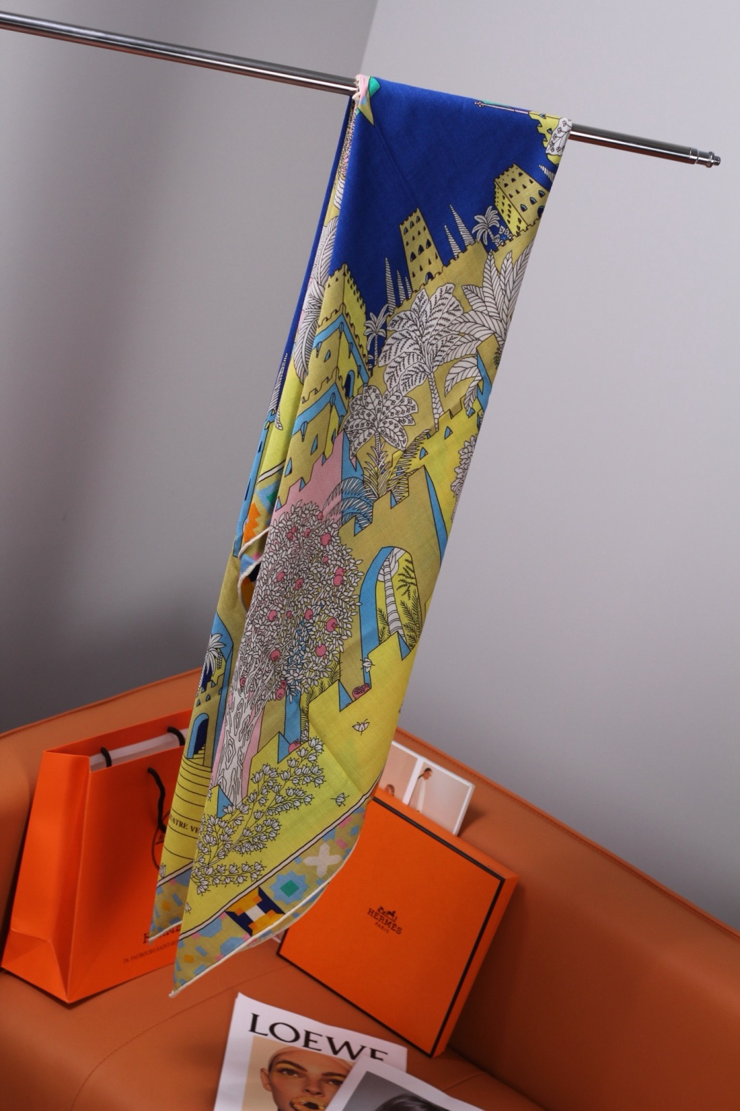 🆕 “四方之风宫殿”140 双面方巾 手工卷边丝绒披肩。 这款迷人的140披肩令您散发内在优雅和从容自信。此柔软轻盈 🆕 “四方之风宫殿”140 双面方巾 手工卷边丝绒披肩。 这款迷人的140披肩令您散发内在优雅和从容自信。此柔软轻盈