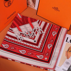 🆕 “马嚼锁环BANDANA”140披肩 手工卷边山羊绒和真丝混纺披肩(70%山羊绒,30%桑蚕丝)。 这款迷人的14 🆕 “马嚼锁环BANDANA”140披肩 手工卷边山羊绒和真丝混纺披肩(70%山羊绒,30%桑蚕丝)。 这款迷人的14