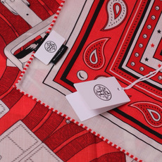 🆕 “马嚼锁环BANDANA”140披肩 手工卷边山羊绒和真丝混纺披肩(70%山羊绒,30%桑蚕丝)。 这款迷人的14 🆕 “马嚼锁环BANDANA”140披肩 手工卷边山羊绒和真丝混纺披肩(70%山羊绒,30%桑蚕丝)。 这款迷人的14