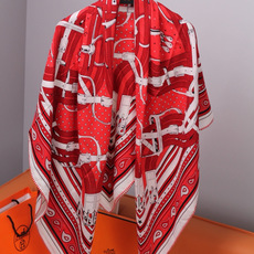 🆕 “马嚼锁环BANDANA”140披肩 手工卷边山羊绒和真丝混纺披肩(70%山羊绒,30%桑蚕丝)。 这款迷人的14 🆕 “马嚼锁环BANDANA”140披肩 手工卷边山羊绒和真丝混纺披肩(70%山羊绒,30%桑蚕丝)。 这款迷人的14