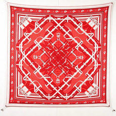 🆕 “马嚼锁环BANDANA”140披肩 手工卷边山羊绒和真丝混纺披肩(70%山羊绒,30%桑蚕丝)。 这款迷人的14 🆕 “马嚼锁环BANDANA”140披肩 手工卷边山羊绒和真丝混纺披肩(70%山羊绒,30%桑蚕丝)。 这款迷人的14