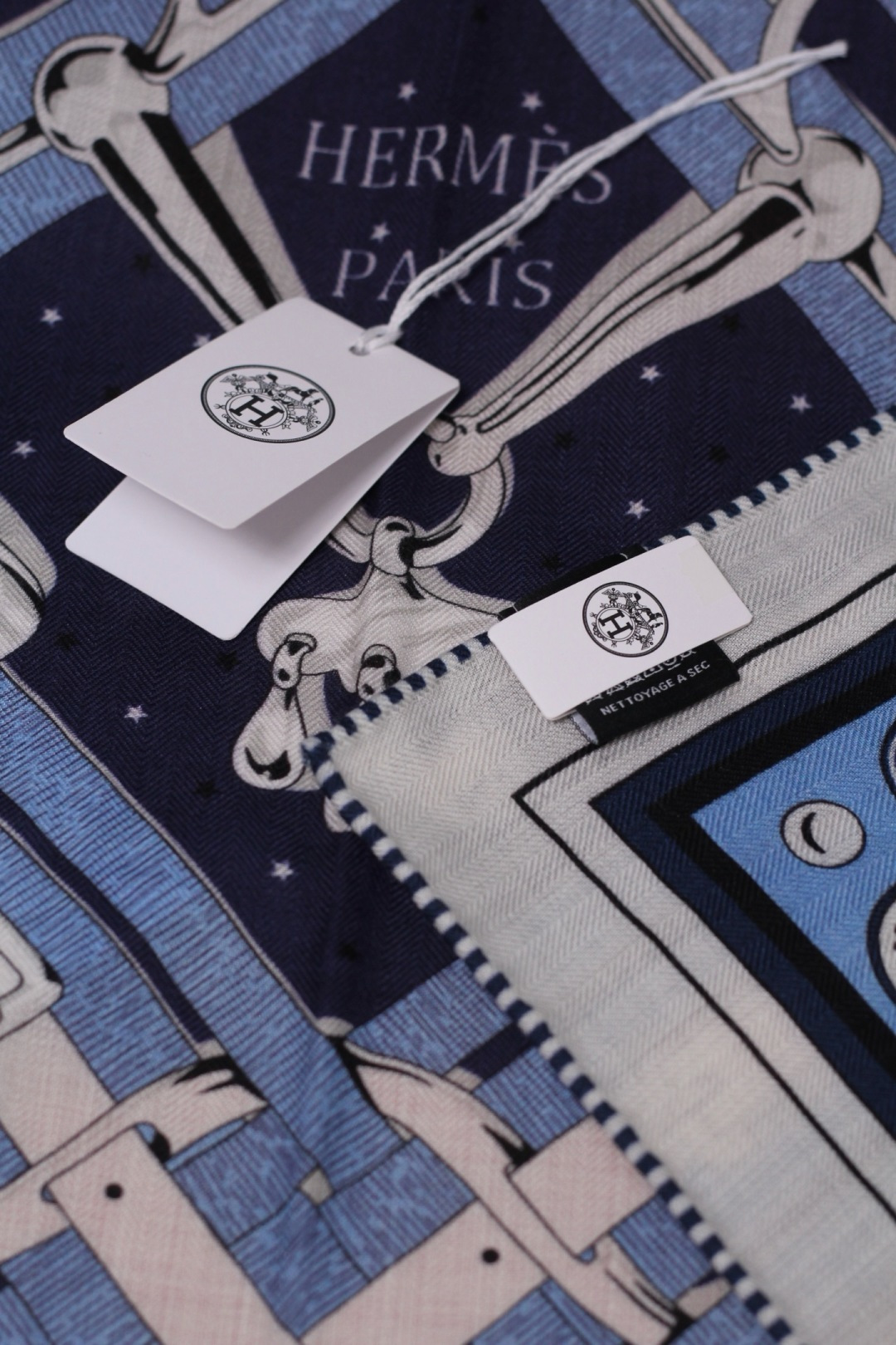 🆕 “马嚼锁环BANDANA”140披肩 手工卷边山羊绒和真丝混纺披肩(70%山羊绒,30%桑蚕丝)。 这款迷人的14 🆕 “马嚼锁环BANDANA”140披肩 手工卷边山羊绒和真丝混纺披肩(70%山羊绒,30%桑蚕丝)。 这款迷人的14