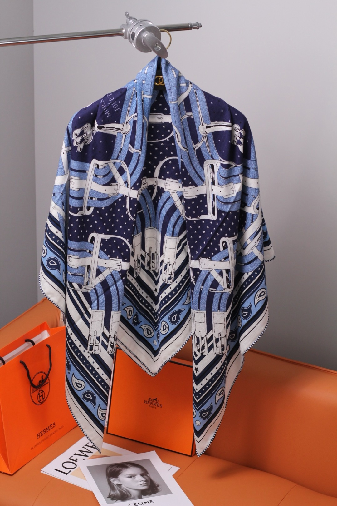 🆕 “马嚼锁环BANDANA”140披肩 手工卷边山羊绒和真丝混纺披肩(70%山羊绒,30%桑蚕丝)。 这款迷人的14 🆕 “马嚼锁环BANDANA”140披肩 手工卷边山羊绒和真丝混纺披肩(70%山羊绒,30%桑蚕丝)。 这款迷人的14