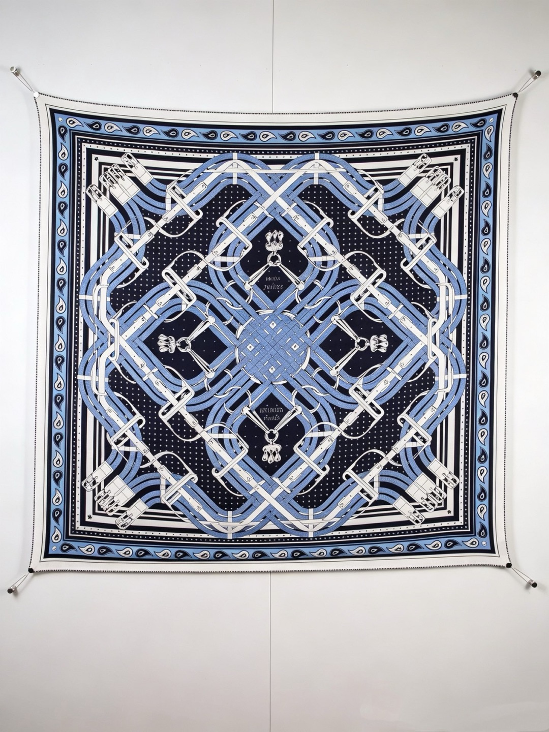 🆕 “马嚼锁环BANDANA”140披肩 手工卷边山羊绒和真丝混纺披肩(70%山羊绒,30%桑蚕丝)。 这款迷人的14 🆕 “马嚼锁环BANDANA”140披肩 手工卷边山羊绒和真丝混纺披肩(70%山羊绒,30%桑蚕丝)。 这款迷人的14
