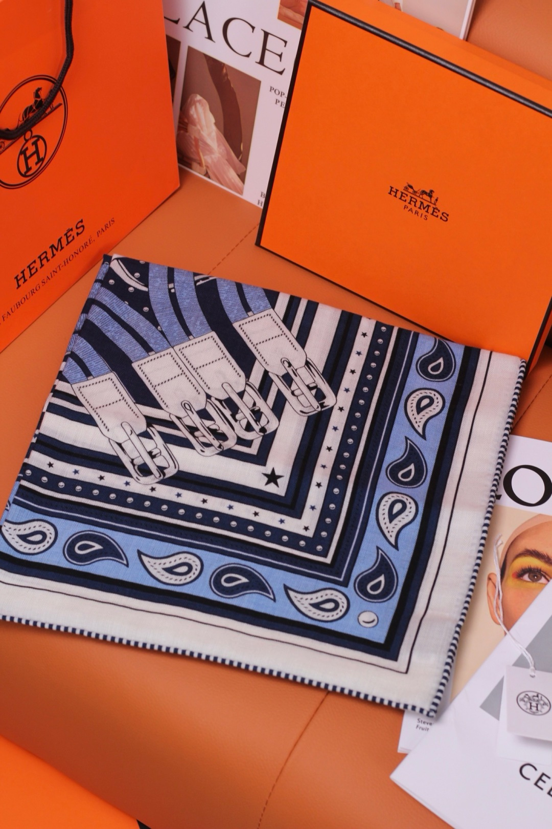 🆕 “马嚼锁环BANDANA”140披肩 手工卷边山羊绒和真丝混纺披肩(70%山羊绒,30%桑蚕丝)。 这款迷人的14 🆕 “马嚼锁环BANDANA”140披肩 手工卷边山羊绒和真丝混纺披肩(70%山羊绒,30%桑蚕丝)。 这款迷人的14