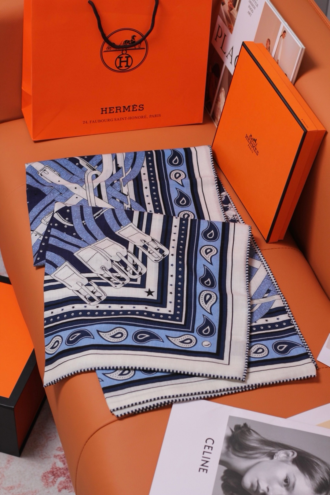 🆕 “马嚼锁环BANDANA”140披肩 手工卷边山羊绒和真丝混纺披肩(70%山羊绒,30%桑蚕丝)。 这款迷人的14 🆕 “马嚼锁环BANDANA”140披肩 手工卷边山羊绒和真丝混纺披肩(70%山羊绒,30%桑蚕丝)。 这款迷人的14