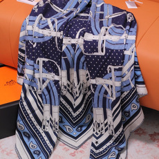 🆕 “马嚼锁环BANDANA”140披肩 手工卷边山羊绒和真丝混纺披肩(70%山羊绒,30%桑蚕丝)。 这款迷人的14 🆕 “马嚼锁环BANDANA”140披肩 手工卷边山羊绒和真丝混纺披肩(70%山羊绒,30%桑蚕丝)。 这款迷人的14