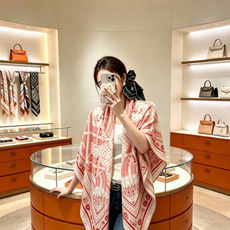 🆕 “马嚼锁环BANDANA”140披肩 手工卷边山羊绒和真丝混纺披肩(70%山羊绒,30%桑蚕丝)。 这款迷人的14 🆕 “马嚼锁环BANDANA”140披肩 手工卷边山羊绒和真丝混纺披肩(70%山羊绒,30%桑蚕丝)。 这款迷人的14