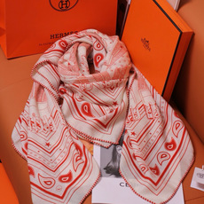 🆕 “马嚼锁环BANDANA”140披肩 手工卷边山羊绒和真丝混纺披肩(70%山羊绒,30%桑蚕丝)。 这款迷人的14 🆕 “马嚼锁环BANDANA”140披肩 手工卷边山羊绒和真丝混纺披肩(70%山羊绒,30%桑蚕丝)。 这款迷人的14