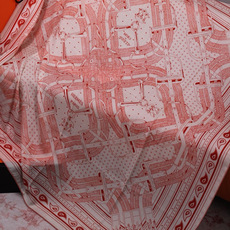 🆕 “马嚼锁环BANDANA”140披肩 手工卷边山羊绒和真丝混纺披肩(70%山羊绒,30%桑蚕丝)。 这款迷人的14 🆕 “马嚼锁环BANDANA”140披肩 手工卷边山羊绒和真丝混纺披肩(70%山羊绒,30%桑蚕丝)。 这款迷人的14