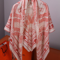 🆕 “马嚼锁环BANDANA”140披肩 手工卷边山羊绒和真丝混纺披肩(70%山羊绒,30%桑蚕丝)。 这款迷人的14 🆕 “马嚼锁环BANDANA”140披肩 手工卷边山羊绒和真丝混纺披肩(70%山羊绒,30%桑蚕丝)。 这款迷人的14