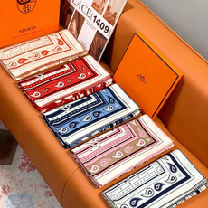 🆕 “马嚼锁环BANDANA”140披肩 手工卷边山羊绒和真丝混纺披肩(70%山羊绒,30%桑蚕丝)。 这款迷人的14 🆕 “马嚼锁环BANDANA”140披肩 手工卷边山羊绒和真丝混纺披肩(70%山羊绒,30%桑蚕丝)。 这款迷人的14