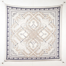 🆕 “马嚼锁环BANDANA”140披肩 手工卷边山羊绒和真丝混纺披肩(70%山羊绒,30%桑蚕丝)。 这款迷人的14 🆕 “马嚼锁环BANDANA”140披肩 手工卷边山羊绒和真丝混纺披肩(70%山羊绒,30%桑蚕丝)。 这款迷人的14