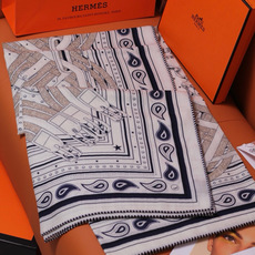 🆕 “马嚼锁环BANDANA”140披肩 手工卷边山羊绒和真丝混纺披肩(70%山羊绒,30%桑蚕丝)。 这款迷人的14 🆕 “马嚼锁环BANDANA”140披肩 手工卷边山羊绒和真丝混纺披肩(70%山羊绒,30%桑蚕丝)。 这款迷人的14
