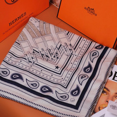 🆕 “马嚼锁环BANDANA”140披肩 手工卷边山羊绒和真丝混纺披肩(70%山羊绒,30%桑蚕丝)。 这款迷人的14 🆕 “马嚼锁环BANDANA”140披肩 手工卷边山羊绒和真丝混纺披肩(70%山羊绒,30%桑蚕丝)。 这款迷人的14