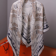 🆕 “马嚼锁环BANDANA”140披肩 手工卷边山羊绒和真丝混纺披肩(70%山羊绒,30%桑蚕丝)。 这款迷人的14 🆕 “马嚼锁环BANDANA”140披肩 手工卷边山羊绒和真丝混纺披肩(70%山羊绒,30%桑蚕丝)。 这款迷人的14