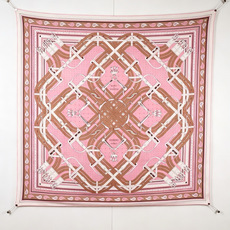 🆕 “马嚼锁环BANDANA”140披肩 手工卷边山羊绒和真丝混纺披肩(70%山羊绒,30%桑蚕丝)。 这款迷人的14 🆕 “马嚼锁环BANDANA”140披肩 手工卷边山羊绒和真丝混纺披肩(70%山羊绒,30%桑蚕丝)。 这款迷人的14