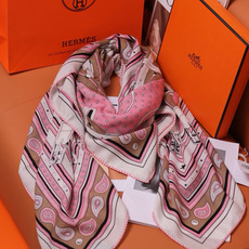 🆕 “马嚼锁环BANDANA”140披肩 手工卷边山羊绒和真丝混纺披肩(70%山羊绒,30%桑蚕丝)。 这款迷人的14 🆕 “马嚼锁环BANDANA”140披肩 手工卷边山羊绒和真丝混纺披肩(70%山羊绒,30%桑蚕丝)。 这款迷人的14