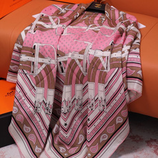 🆕 “马嚼锁环BANDANA”140披肩 手工卷边山羊绒和真丝混纺披肩(70%山羊绒,30%桑蚕丝)。 这款迷人的14 🆕 “马嚼锁环BANDANA”140披肩 手工卷边山羊绒和真丝混纺披肩(70%山羊绒,30%桑蚕丝)。 这款迷人的14