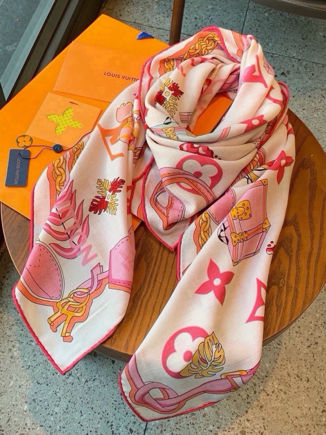 🆕  LV x TM 140披肩 【140顶级丝绒双面同色披肩】 本款L Multicolor披肩出自路易威登与知名日本