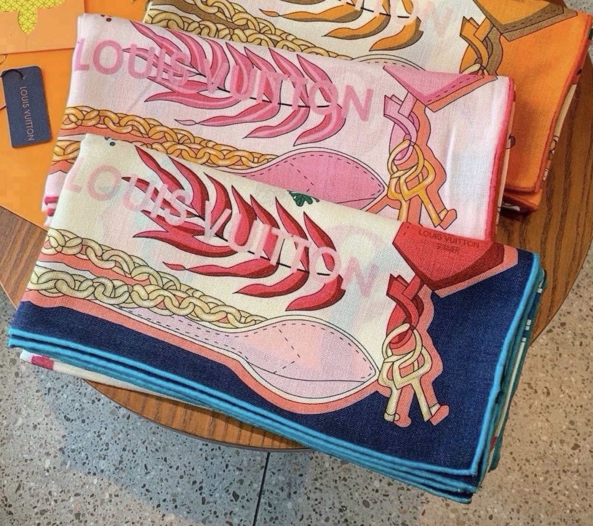🆕 LV x TM 140披肩 【140顶级丝绒双面同色披肩】 本款L Multicolor披肩出自路易威登与知名日本 🆕 LV x TM 140披肩 【140顶级丝绒双面同色披肩】 本款L Multicolor披肩出自路易威登与知名日本