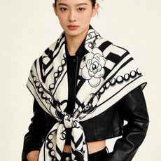 🆕 高级成衣系列~Chanel 【140双面同色丝绒披肩】 此系列谱写一曲自由轻灵的赞歌 本系列作品创新演绎品牌的 🆕 高级成衣系列~Chanel 【140双面同色丝绒披肩】 此系列谱写一曲自由轻灵的赞歌 本系列作品创新演绎品牌的