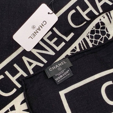 🆕 高级成衣系列~Chanel 【140双面同色丝绒披肩】 此系列谱写一曲自由轻灵的赞歌 本系列作品创新演绎品牌的 🆕 高级成衣系列~Chanel 【140双面同色丝绒披肩】 此系列谱写一曲自由轻灵的赞歌 本系列作品创新演绎品牌的