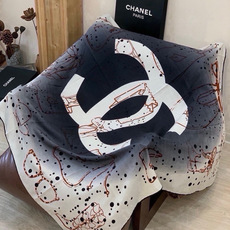 🆕 高级成衣系列~Chanel 【140双面同色丝绒披肩】 此系列谱写一曲自由轻灵的赞歌 本系列作品创新演绎品牌的 🆕 高级成衣系列~Chanel 【140双面同色丝绒披肩】 此系列谱写一曲自由轻灵的赞歌 本系列作品创新演绎品牌的