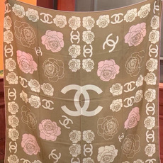 🆕 香奈儿上新❤️ 【Chanel】 经典茶花优雅Coco风,Chanel最新丝绒大方巾~气质到骨子里,香奶奶新一 🆕 香奈儿上新❤️ 【Chanel】 经典茶花优雅Coco风,Chanel最新丝绒大方巾~气质到骨子里,香奶奶新一