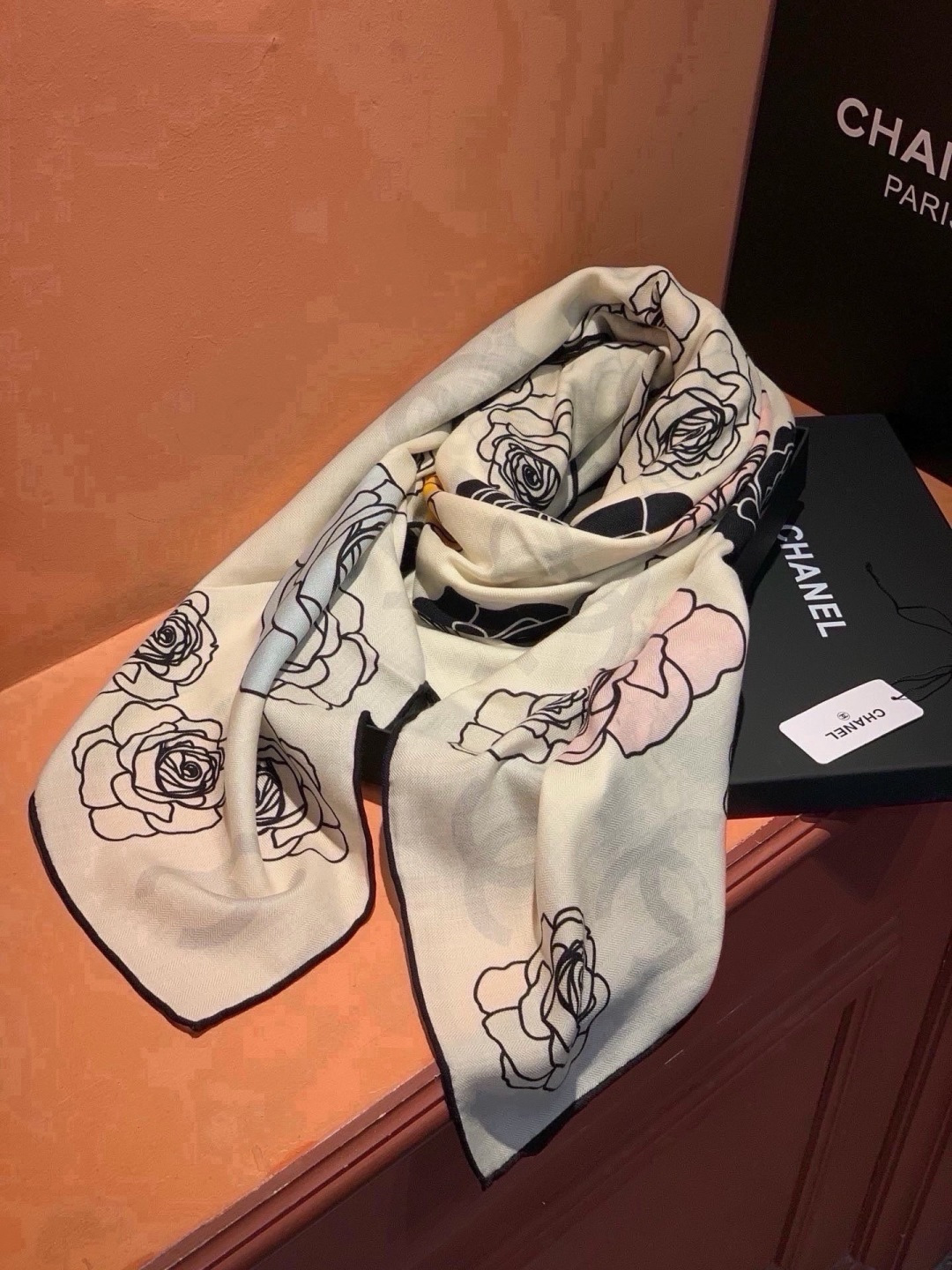 🆕 香奈儿上新❤️ 【Chanel】 经典茶花优雅Coco风,Chanel最新丝绒大方巾~气质到骨子里,香奶奶新一 🆕 香奈儿上新❤️ 【Chanel】 经典茶花优雅Coco风,Chanel最新丝绒大方巾~气质到骨子里,香奶奶新一