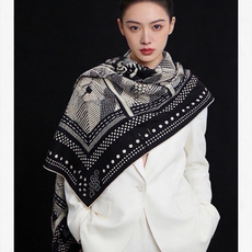 🆕 💟上新🆕💕手工卷边!羊绒和真丝混纺披肩(70%羊绒30%桑蚕丝)。 这款披肩采用经典山羊绒和真丝混纺面料,柔软轻盈 🆕 💟上新🆕💕手工卷边!羊绒和真丝混纺披肩(70%羊绒30%桑蚕丝)。 这款披肩采用经典山羊绒和真丝混纺面料,柔软轻盈