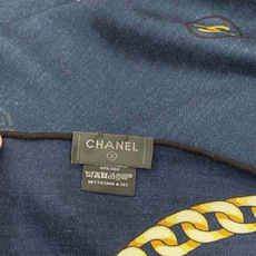 🆕 高级成衣系列~Chanel 【140双面同色丝绒披肩】 此系列谱写一曲自由轻灵的赞歌 本系列作品创新演绎品牌的 🆕 高级成衣系列~Chanel 【140双面同色丝绒披肩】 此系列谱写一曲自由轻灵的赞歌 本系列作品创新演绎品牌的