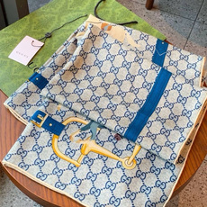 🆕 💟Gucci~140双面丝绒披肩 马鞍细节和骑马图案以精致色调匠心呈献,意在向品牌与马术世界的深厚渊源致敬。这款方 🆕 💟Gucci~140双面丝绒披肩 马鞍细节和骑马图案以精致色调匠心呈献,意在向品牌与马术世界的深厚渊源致敬。这款方