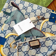 🆕 💟Gucci~140双面丝绒披肩 马鞍细节和骑马图案以精致色调匠心呈献,意在向品牌与马术世界的深厚渊源致敬。这款方 🆕 💟Gucci~140双面丝绒披肩 马鞍细节和骑马图案以精致色调匠心呈献,意在向品牌与马术世界的深厚渊源致敬。这款方