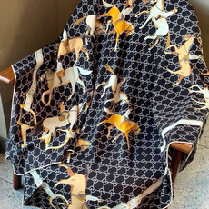 🆕 💟Gucci~140双面丝绒披肩 马鞍细节和骑马图案以精致色调匠心呈献,意在向品牌与马术世界的深厚渊源致敬。这款方 🆕 💟Gucci~140双面丝绒披肩 马鞍细节和骑马图案以精致色调匠心呈献,意在向品牌与马术世界的深厚渊源致敬。这款方