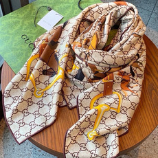 🆕 💟Gucci~140双面丝绒披肩 马鞍细节和骑马图案以精致色调匠心呈献,意在向品牌与马术世界的深厚渊源致敬。这款方 🆕 💟Gucci~140双面丝绒披肩 马鞍细节和骑马图案以精致色调匠心呈献,意在向品牌与马术世界的深厚渊源致敬。这款方