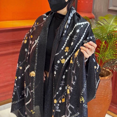 🆕 Chanel ~新品~“珠光宝气” 【会发光发亮的围巾】这款经典单品展现强大而迷人的女性魅力精髓。诠释无限的情感 🆕 Chanel ~新品~“珠光宝气” 【会发光发亮的围巾】这款经典单品展现强大而迷人的女性魅力精髓。诠释无限的情感