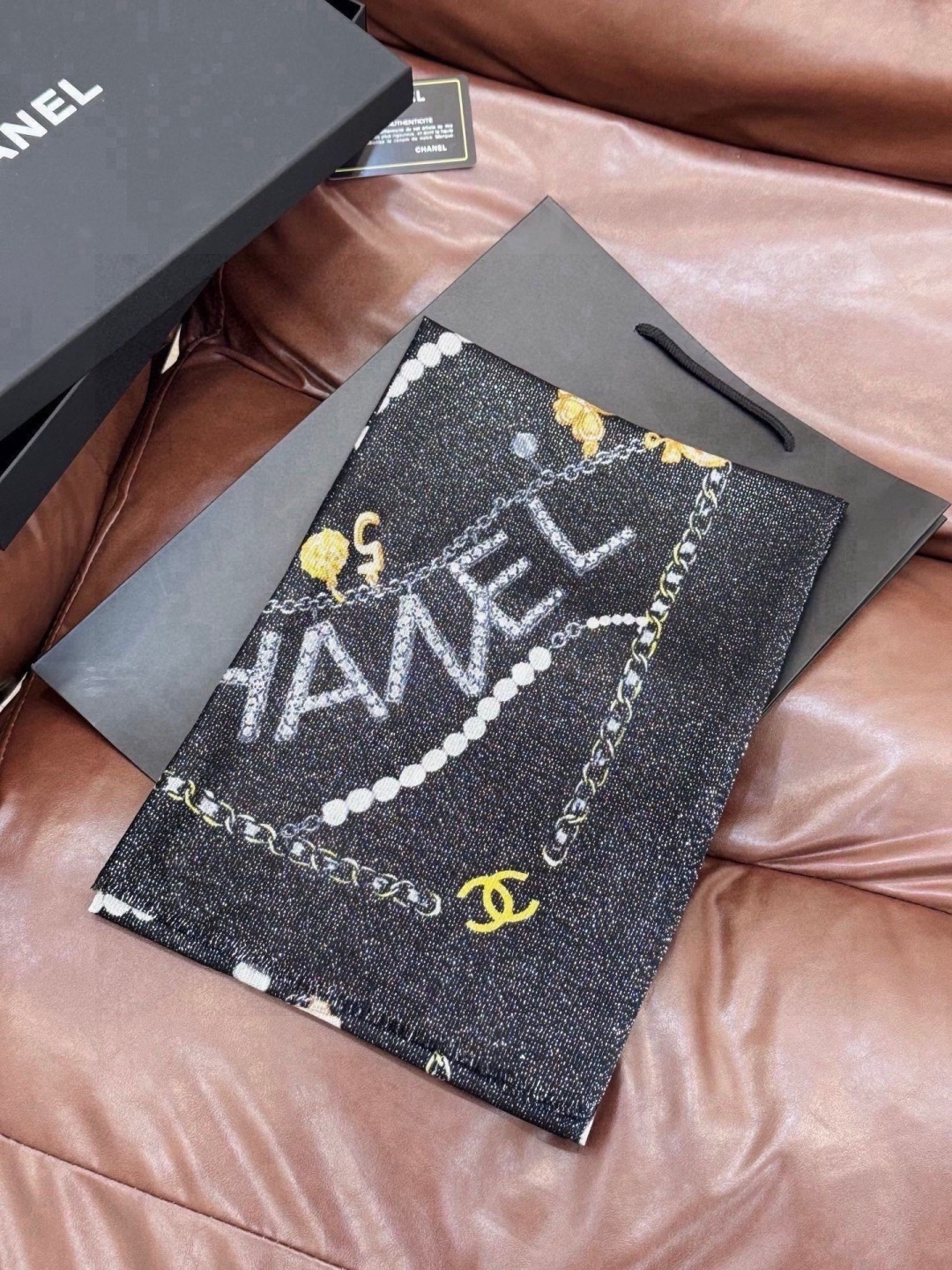 🆕   Chanel ~新品～“珠光宝气” 【会发光发亮的围巾】这款经典单品展现强大而迷人的女性魅力精髓。诠释无限的情感